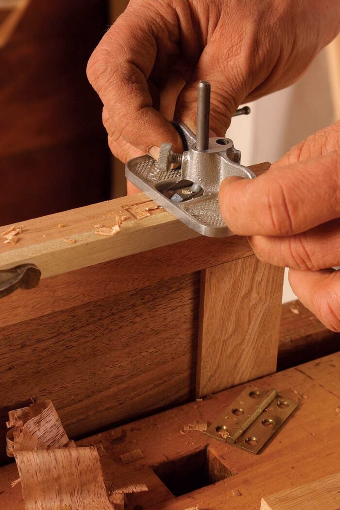 router handplanes cuts a hinge