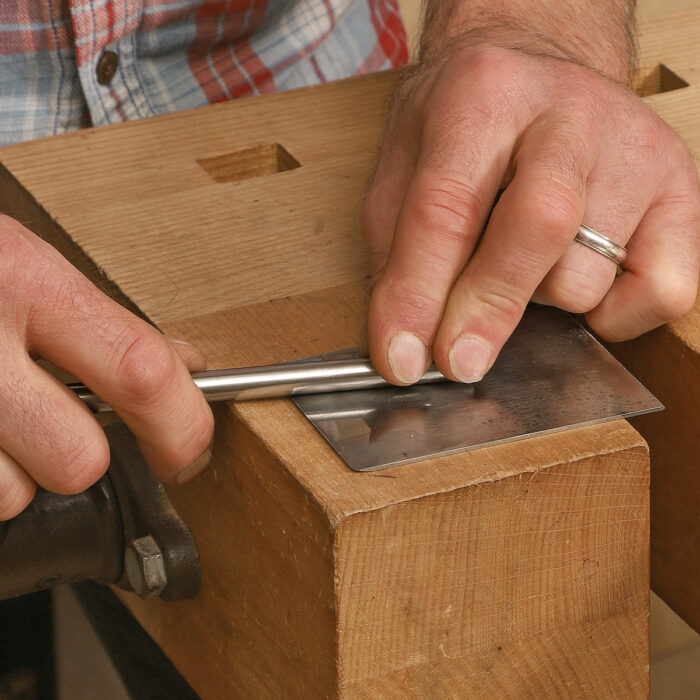 Reviving the burr. When a burr becomes dull, press the burnishing tool several times along the back of the blade with moderate pressure to draw out the first burr. Then turn a new burr.